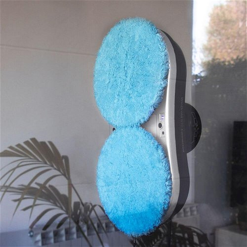 Der Reinigungsroboter lässt sich an jeder glatten Oberfläche befestigen