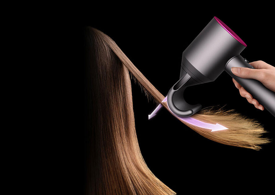 Fliegendes Haar mit einem Schlag beseitigen